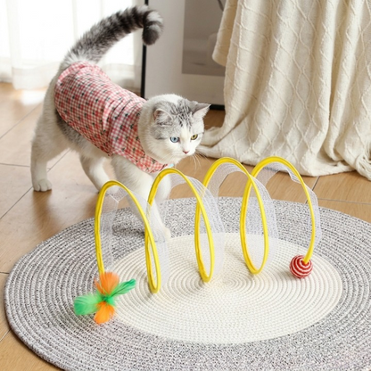 chat approchant pour jouer avec son jouet pour chat