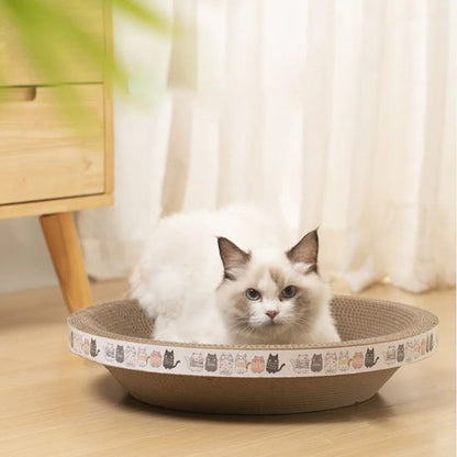 chat bien dans son griffoir en carton pour chat 