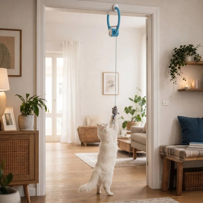 chat blanc debout dans un salon lumineux avec son jouet interactif pour chat