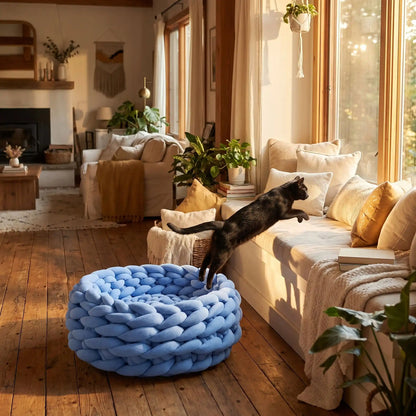 Panier chat bleu avec chat noir qui bondit