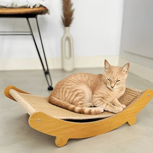 chat qui se repose sur son grattoir pour chat