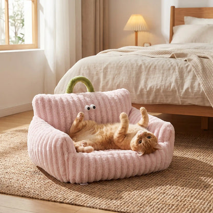 Panier pour chat avec chat roux joueur allongé