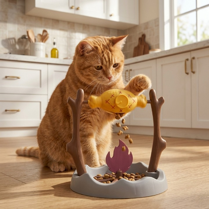 chat roux en cuisine faisant tomber des croquettes jouet interactif pour chat