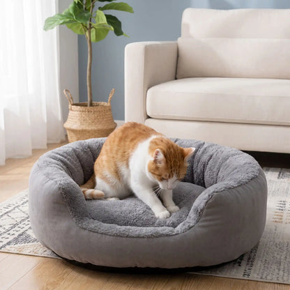 Panier pour chat gris avec chat roux qui pétrit