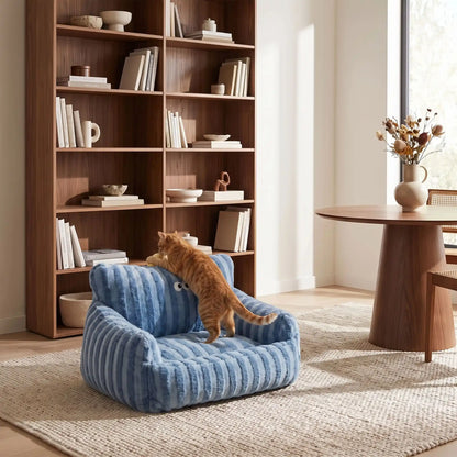 Panier pour chat avec chat roux sautant dessus