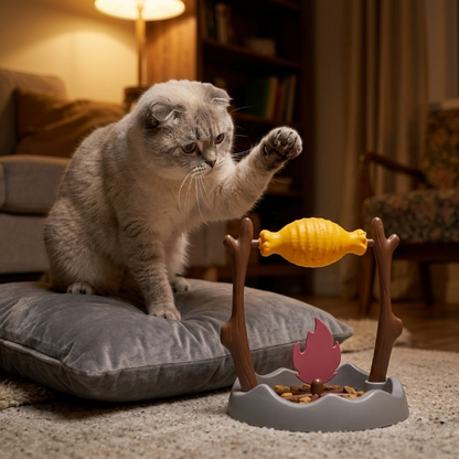 félin sur coussin prêt à attraper le jouet interactif pour chat