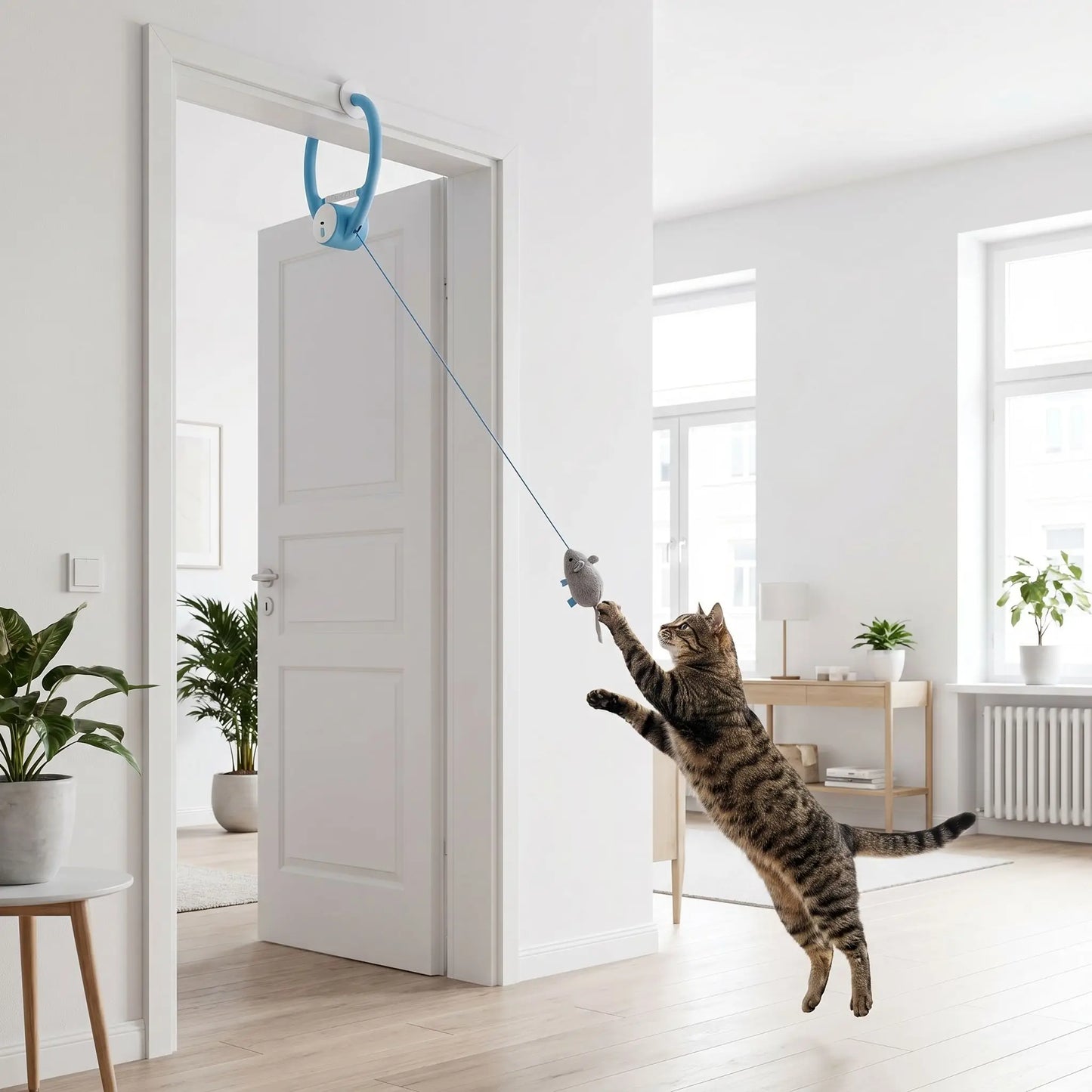 chat tigré qui saute en hauteur pour attraper son jouet interactif pour chat