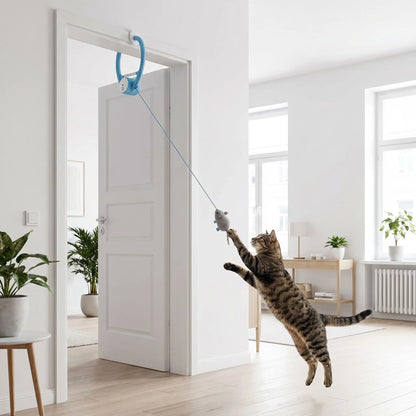 chat tigré qui saute en hauteur pour attraper son jouet interactif pour chat