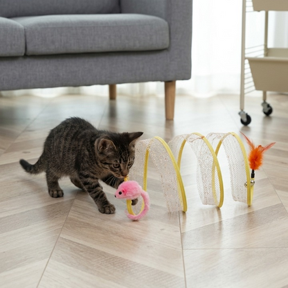chaton chassant la souris rose de son jouet pour chat