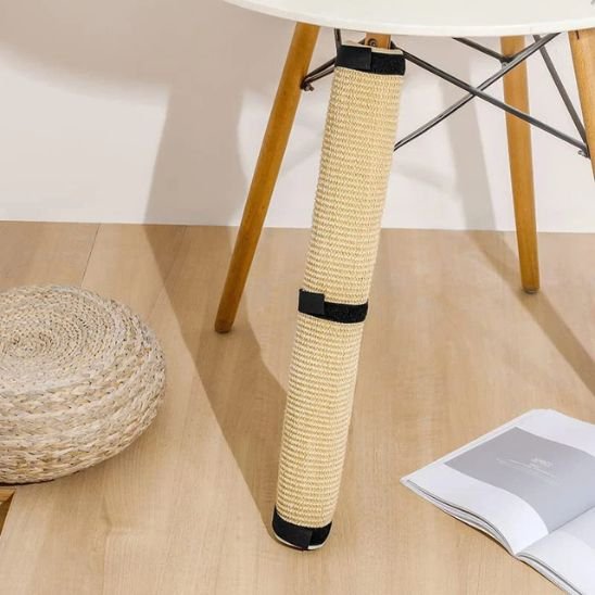 griffoir pour chat installé sur pied de table