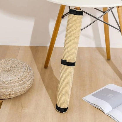 griffoir pour chat installé sur pied de table